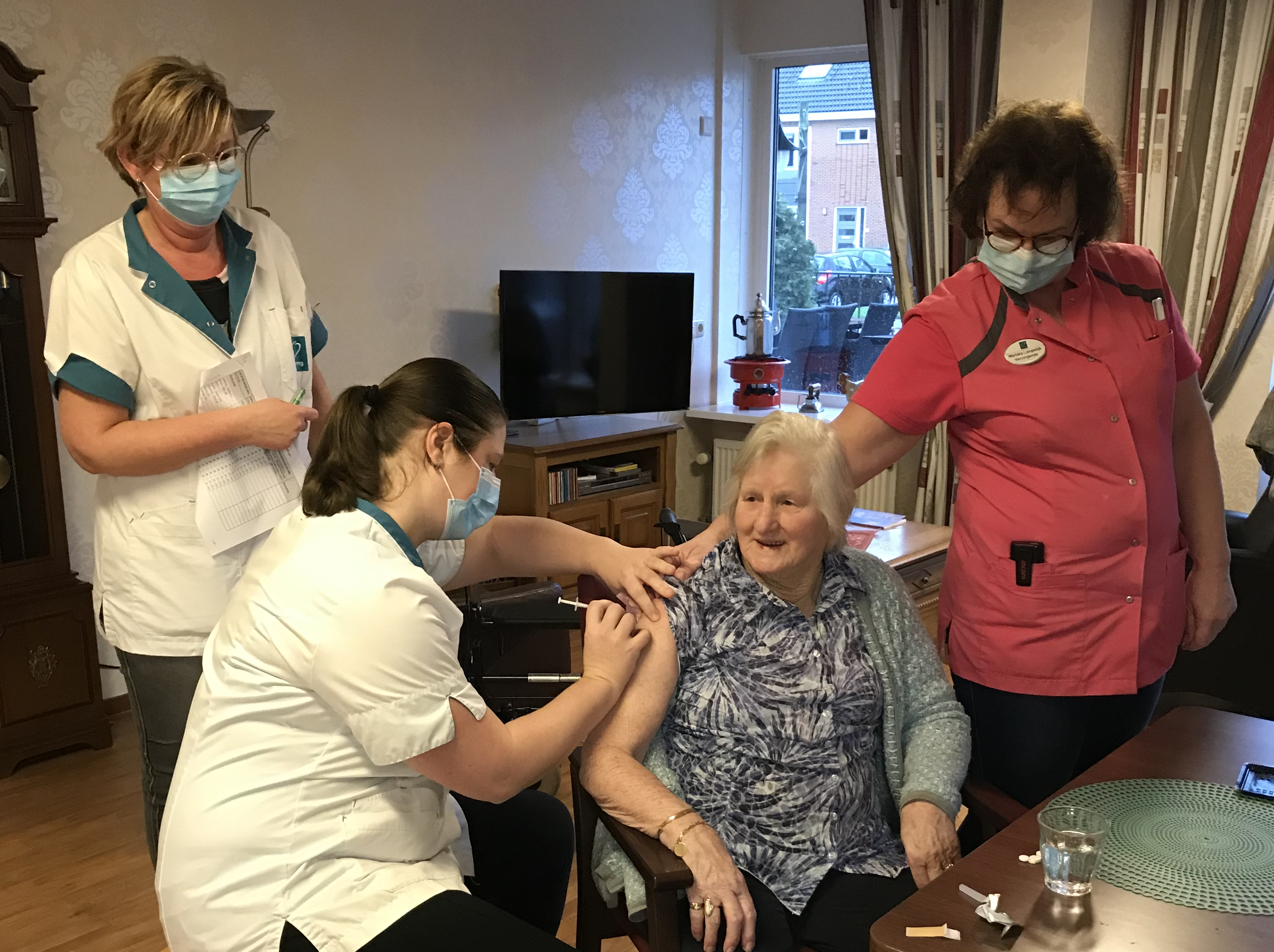 Bewoner De Oever krijgt eerste vaccinatie