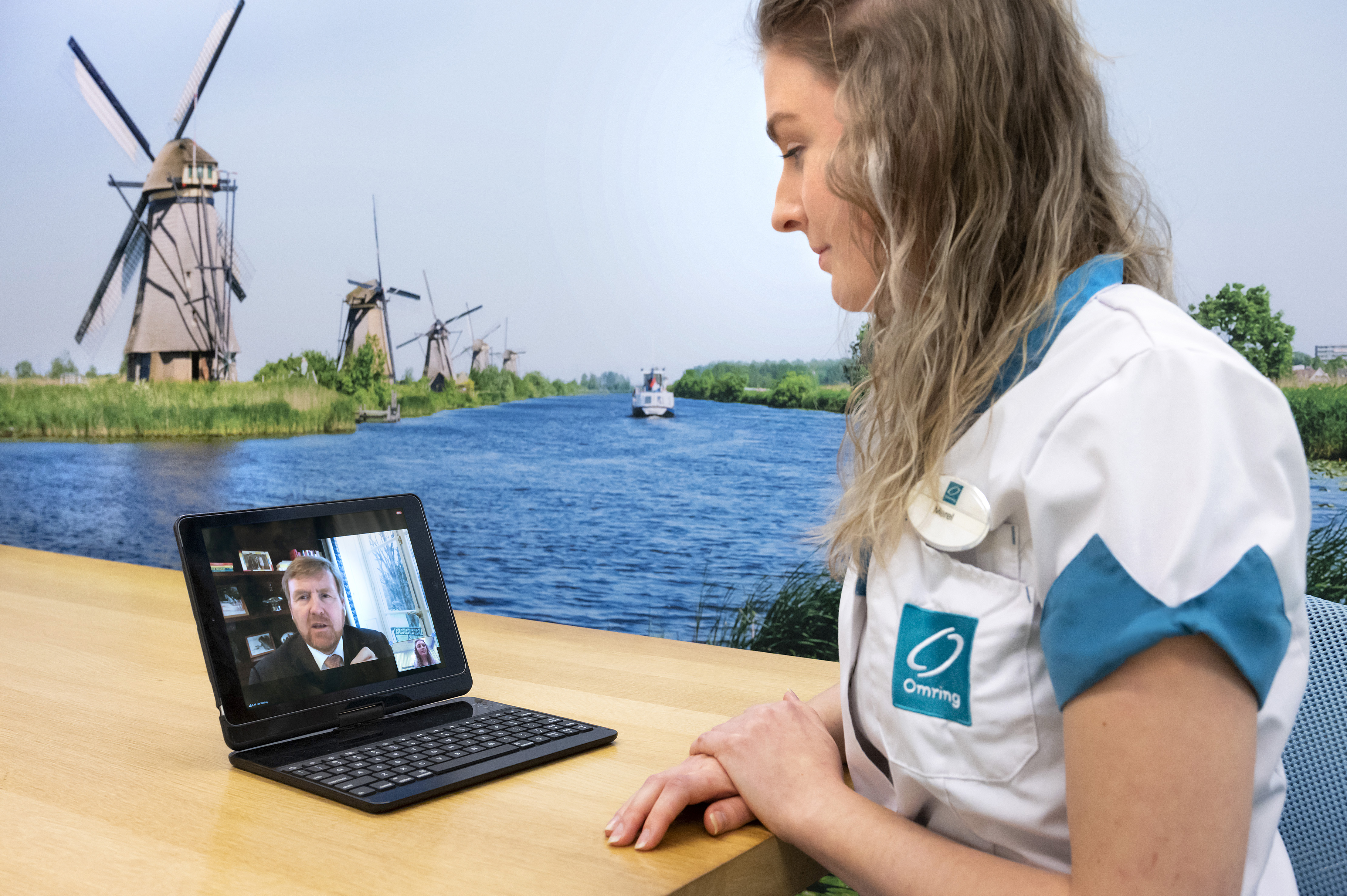 Wijkverpleegkundige Merel Botman tijdens het online gesprek met Koning Willem-Alexander.