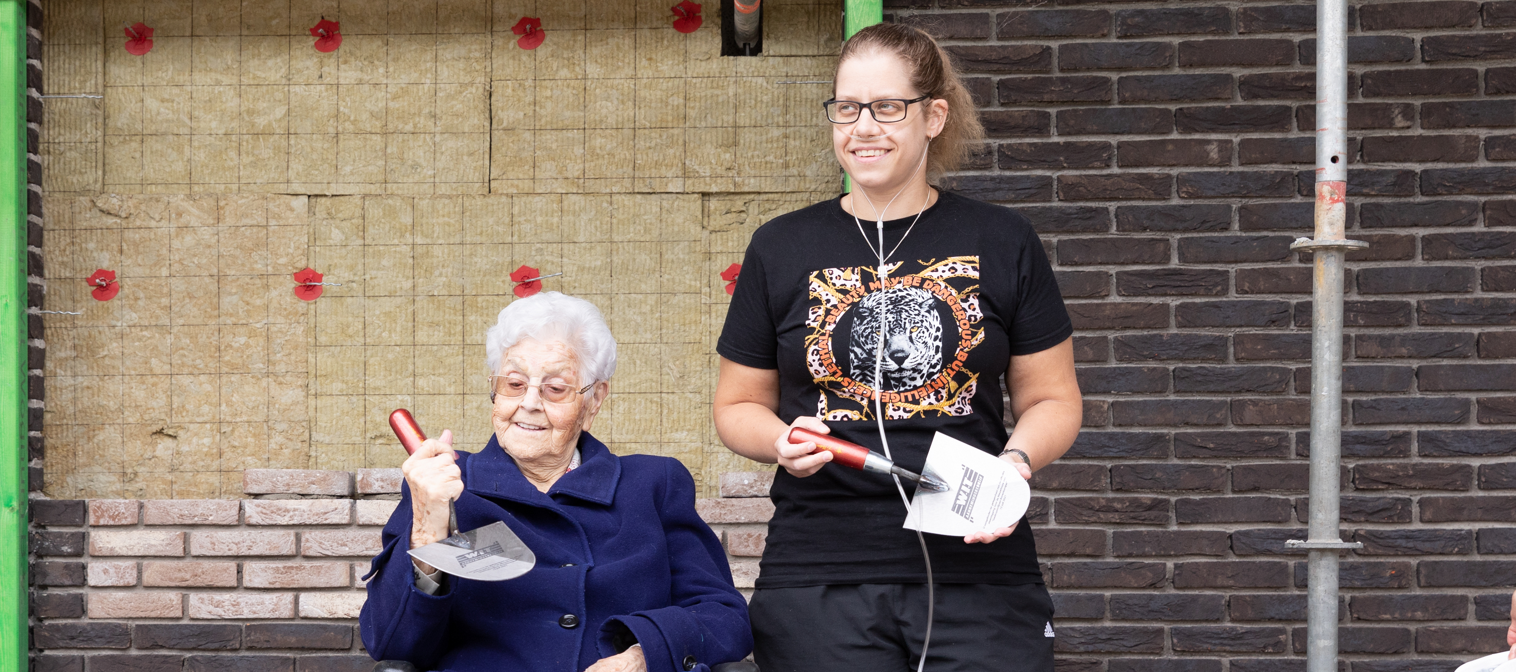 Oudste en jongste bewoner leggen eerste stenen van nieuwe Gezinspaviljoen Bovenkarspel