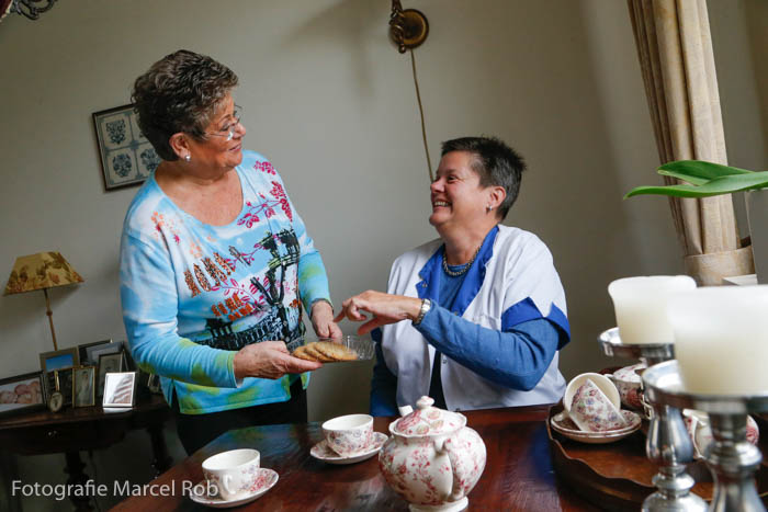 Mevr. De Vries serveert een koekje