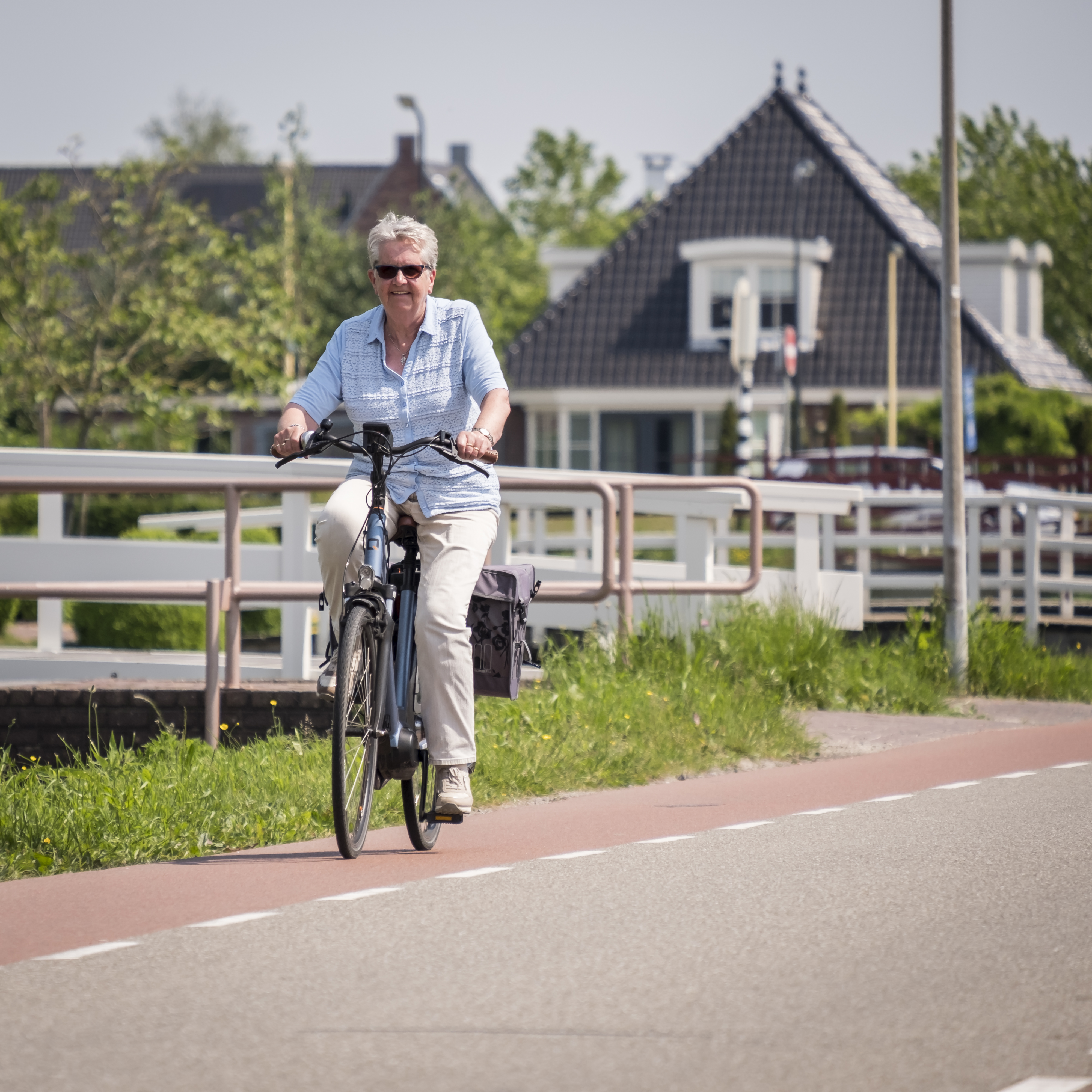 mevrouw Gitsels op de fiets