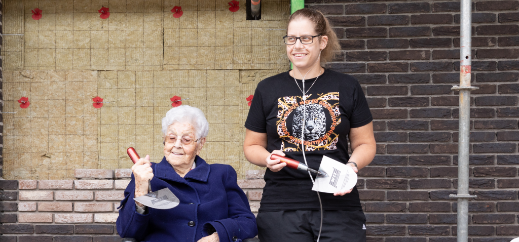 Oudste en jongste bewoner leggen eerste stenen van nieuwe Gezinspaviljoen Bovenkarspel