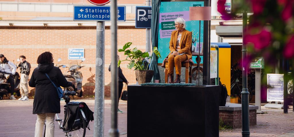 oudere als levend billboard bij Hoorn CS