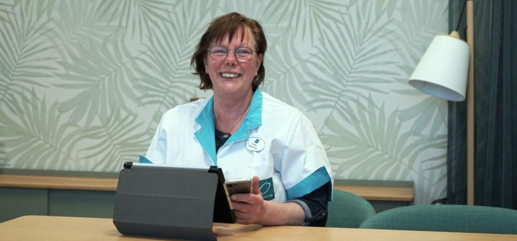 Esther Geuzebroek-Ottens van het beeldzorgteam van Omring