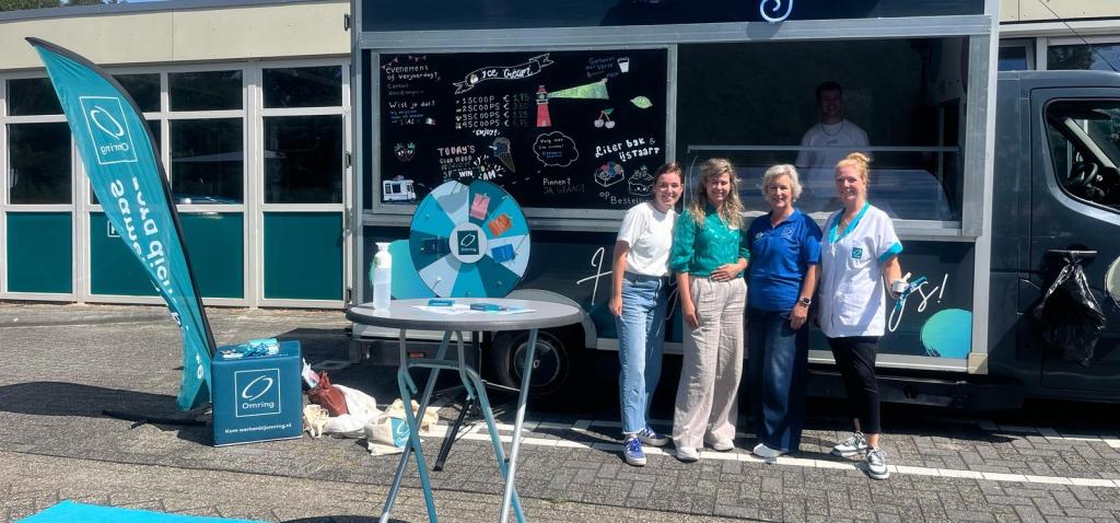 Medewerkers van Omring poseren bij de ijscokar, die klaarstond tijdens het Bring a Friend Xtra Event. Dat smaakt naar meer!