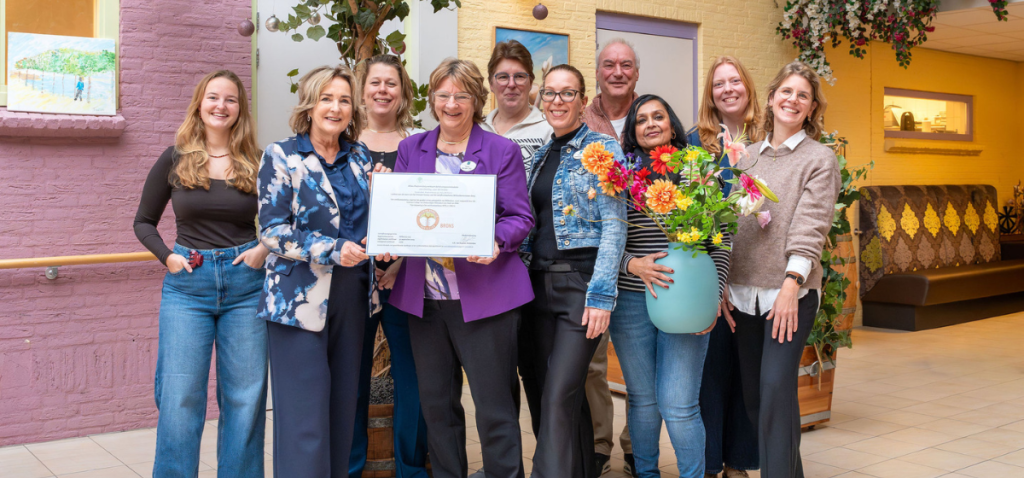 Medewerkers van Omringlocatie Lindendael, het MVO-team en het bestuur van Omring poseren trots met het bronzen certificaat.