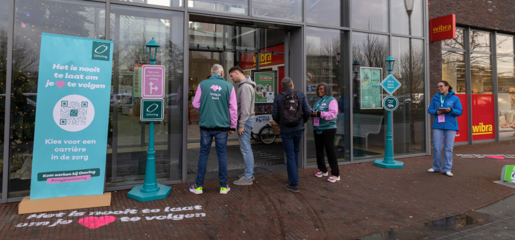 Foto van de straatactie van Omring voor winkelcentrum het Streekhof in Bovenkarspel