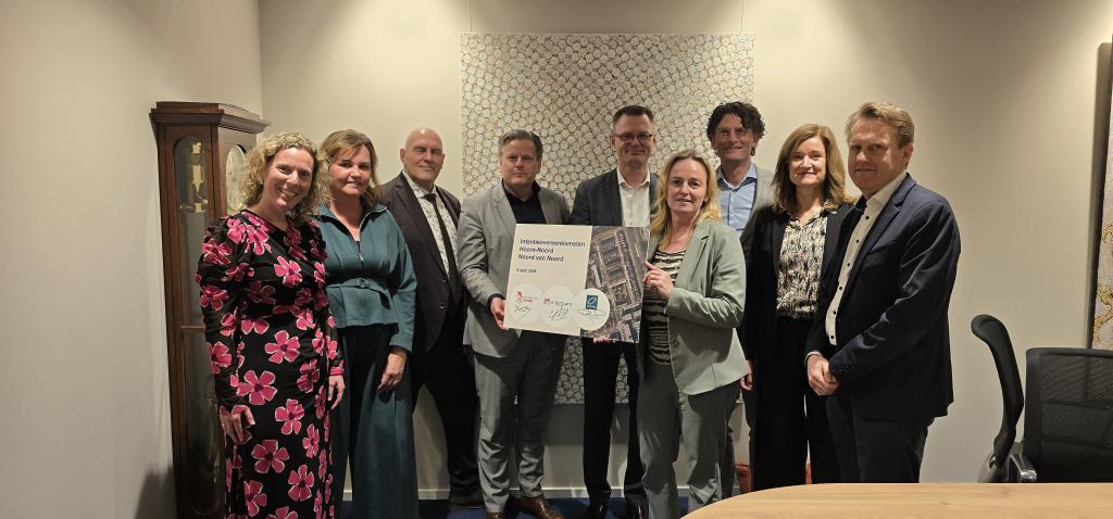 Medewerkers van Omring, Gemeente Hoorn en Intermaris met overeenkomst