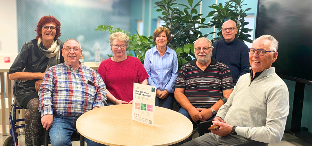 Groepsfoto van 7 leden van de cliëntenraad thuiszorg die poseren voor de camera.
