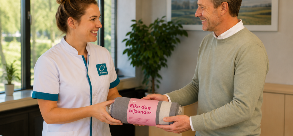 Afbeelding van een zorgmedewerker van Omring die een cadeau overhandigd krijgt van een manager (door AI gegenereerd).