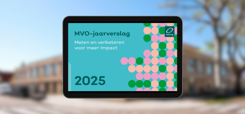 Een iPad met daarop het digitale MVO-jaarverslag 2025 van Omring. Op de achtergrond staat Omringlocatie De Tuunwal.