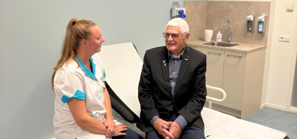 Een verpleegkundige van Omring is bij de wijkpoli in Schagen in gesprek met een cliënt.