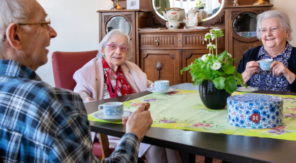 Hollewal met bewoners