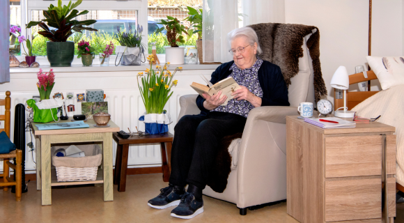 Mevrouw Schotanus aan het lezen