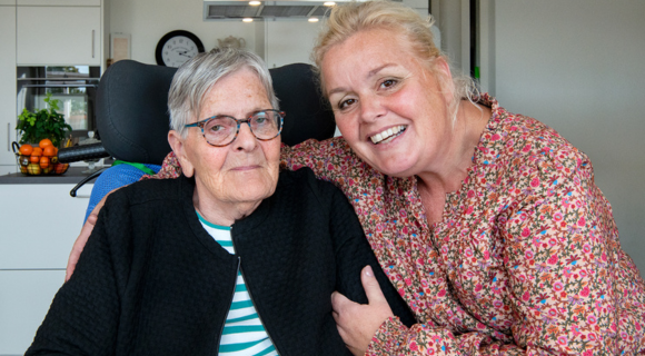 Gezellig knuffelen en blij met de zorg