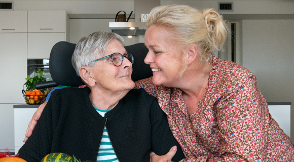 Bewoner en dochter in Koggenlandhuis