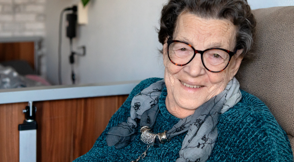 mevrouw in de thuiszorg