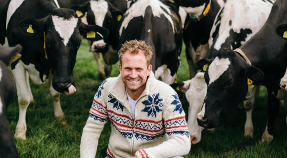 Boer Tom tussen de koeien