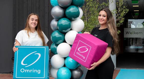 Melanie en Lotte, twee vriendinnen die nu samen bij Omring werken