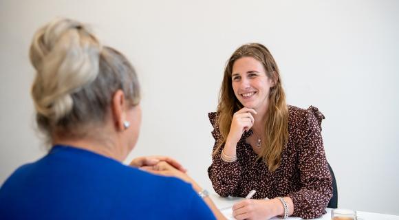 De zorgconsulent is er voor allerlei vragen die u kunt hebben in het zorglandschap. Ze is in gesprek met een naaste op het Gezondheidsplein in Hoorn.