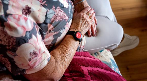 Mevrouw heeft alarmknop aan haar pols