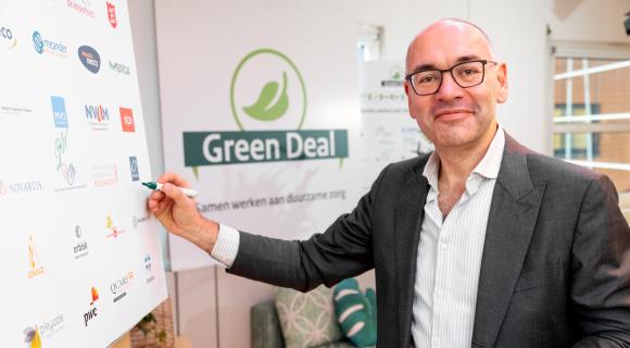 Frido Kraanen ondertekent namens Omring de Green Deal.