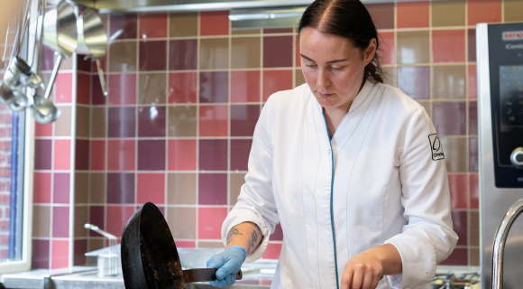 Open dag buitenveld, kok aan het koken