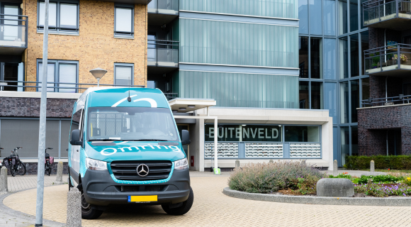 Buitenveld locatie met Omring bus