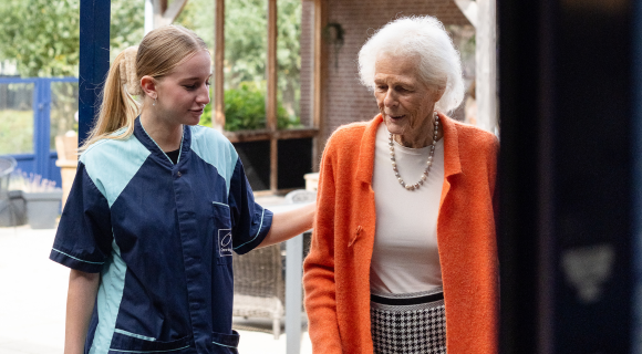 Mevrouw Doves met medewerkster