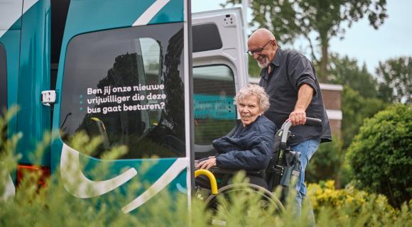 Vrijwilliger chauffeur met client