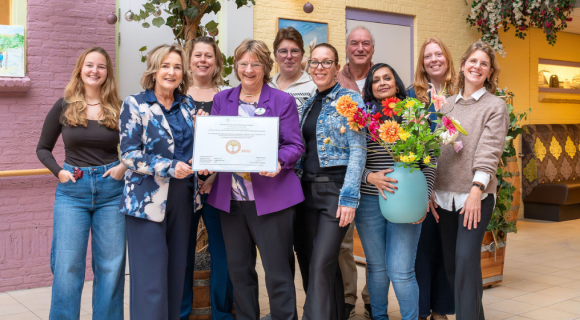 Medewerkers van Omringlocatie Lindendael, het MVO-team en het bestuur van Omring poseren trots met het bronzen certificaat.