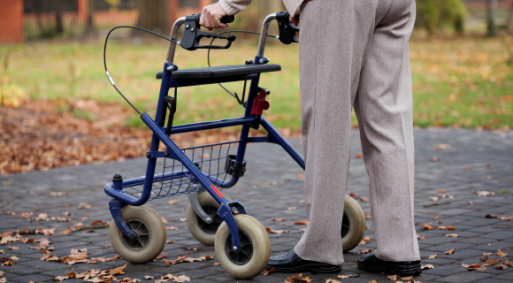 Bejaarde met rollator