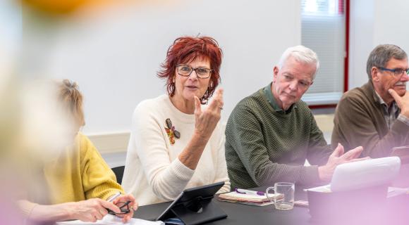 Tineke Sijp van de cliëntenraad thuiszorg is aan het woord tijdens één van de vergaderingen.