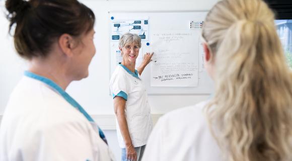 Medewerkers van Omring zijn met elkaar in overleg.