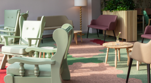 Interieur van woonlocatie Betsy Perk met comfortabele zitplaatsen en ontmoetingsruimte voor bewoners.