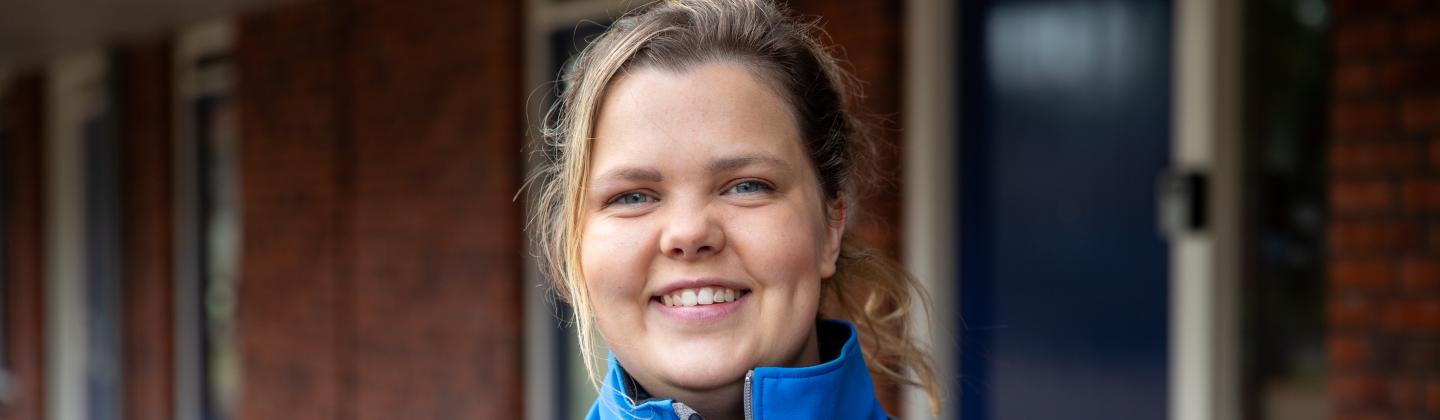 Medewerker van het thuiszorgteam is klaar om op de fiets te stappen.