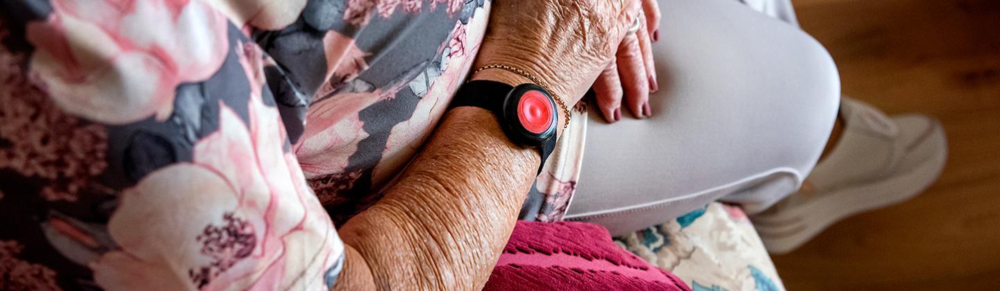 Mevrouw heeft alarmknop aan haar pols