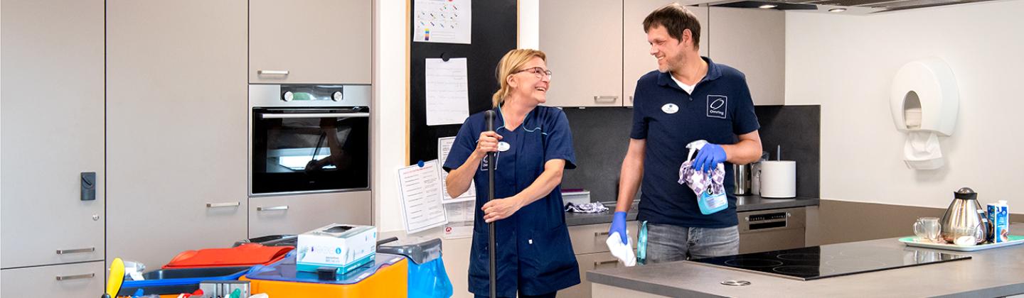 Medewerkers van een woonzorglocatie gebruiken duurzamere schoonmaakproducten.