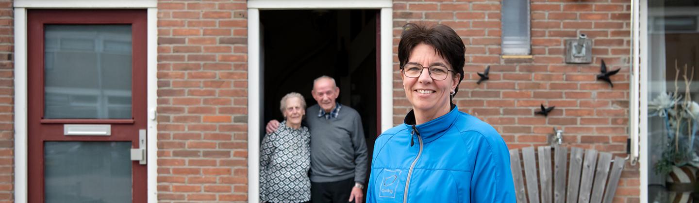 Een verpleegkundige van Omring thuiszorg staat voor de deur bij een echtpaar.