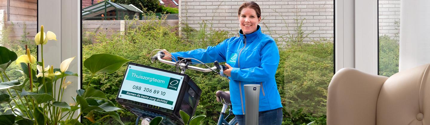 Medewerker van Omring thuiszorg in Andijk staat voor de deur van een woning.