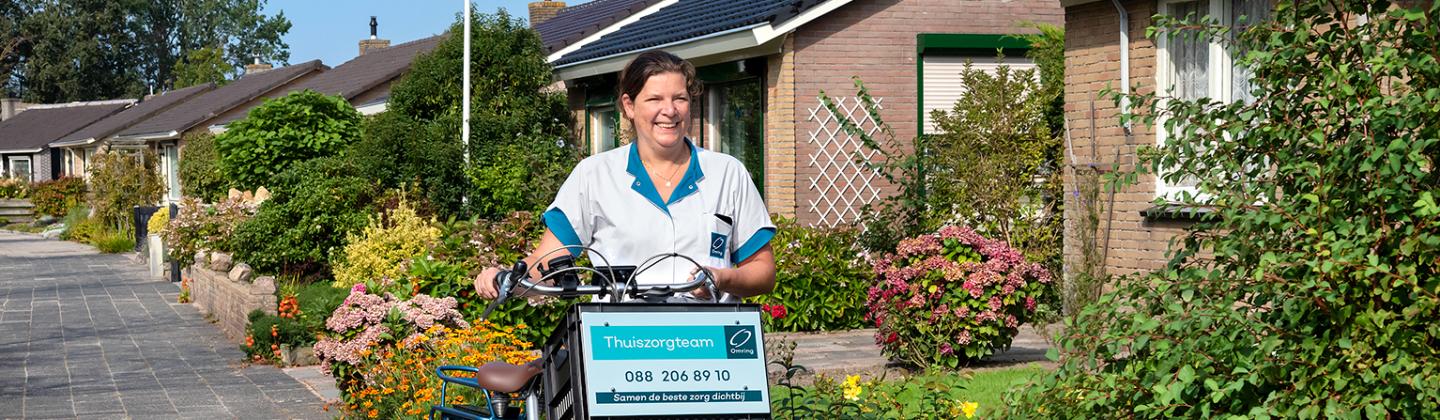 Medewerker van thuiszorgteam Wieringen op pad door de wijk.