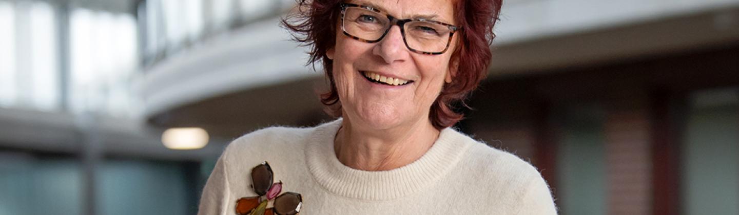 Tineke is lid van de cliëntenraad Thuiszorg en de centrale cliëntenraad en poseert in Rigtershof.