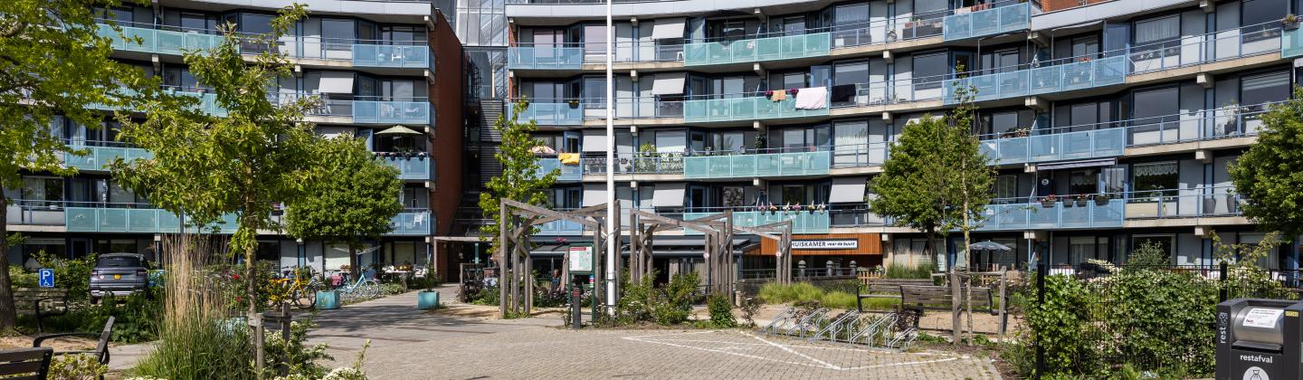Gevel van woonlocatie Betsy Perk in Hoorn, met balkons, groenvoorziening en centrale entree.