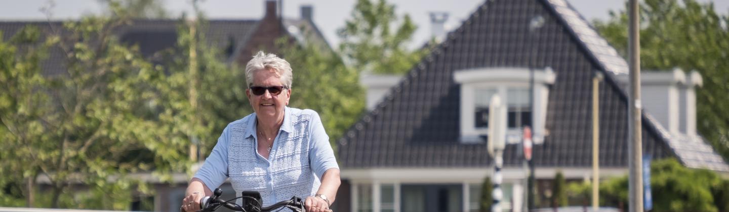 mevrouw Gitsels op de fiets