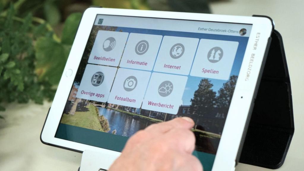 De iPad om op te beeldbellen is heel gebruiksvriendelijk.
