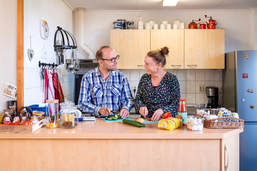De thuisbegeleider maakt een maaltijd klaar samen met een cliënt.