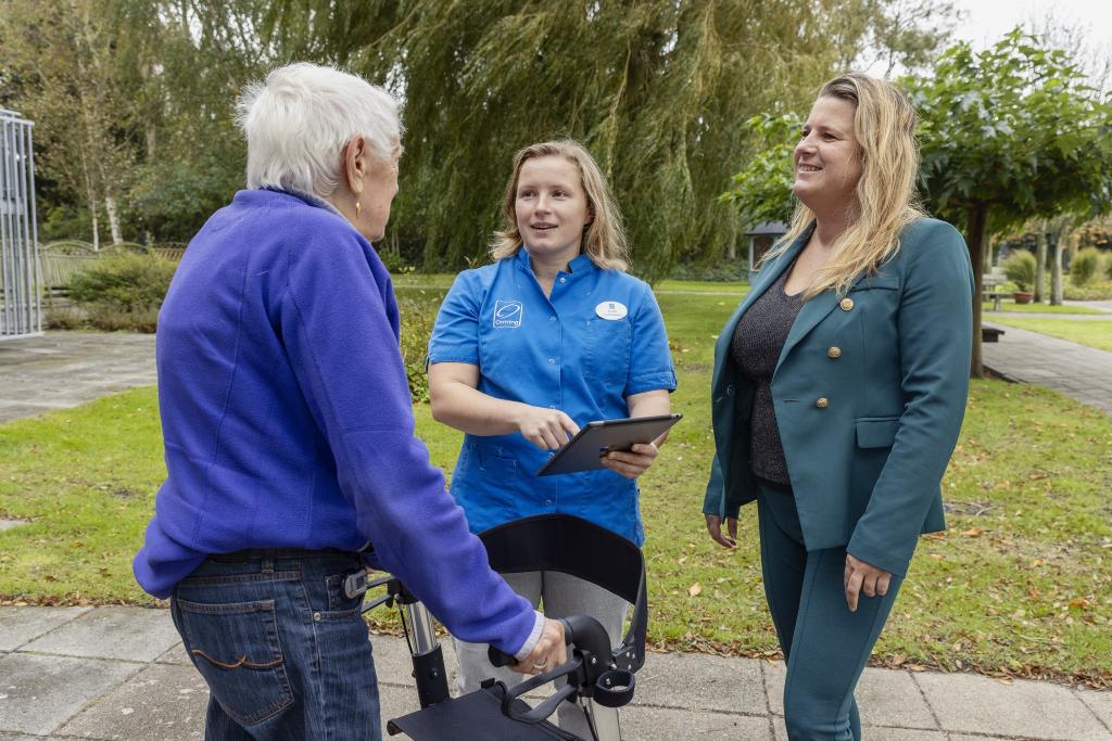 Marije en Aurelie in gesprek met client met rollator