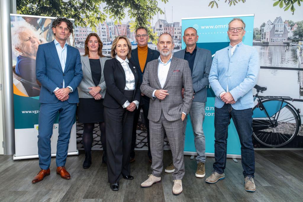 Groepsfoto met deel van de teams van Omring en VGZ Zorgkantoor