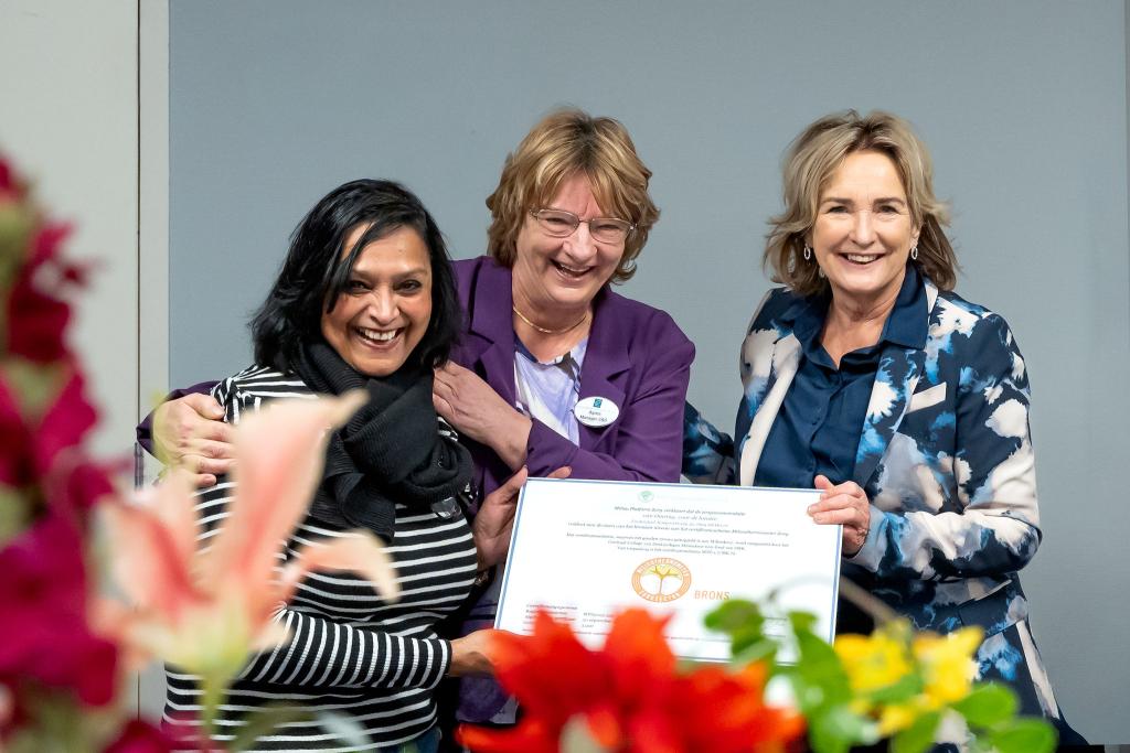 Omringmedewerkers van Lindendael en bestuursvoorzitter Jolanda Buwalda poseren trots met het bronzen certificaat.
