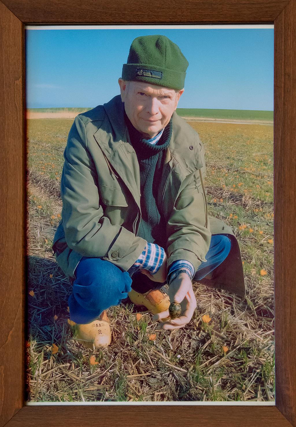 Foto van Cees Dijker die kievitsei vasthoudt